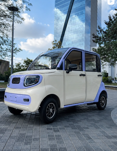 Mini auto eléctrico con techo solar